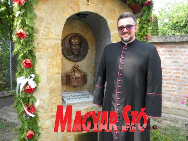 Szakály József atya a Szent István-domborműnél és ereklyetartónál (Fotó: Benedek Miklós)