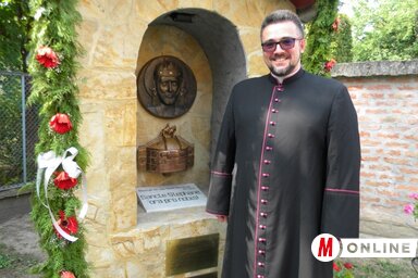 Szakály József atya a Szent István-domborműnél és ereklyetartónál (Fotó: Benedek Miklós)