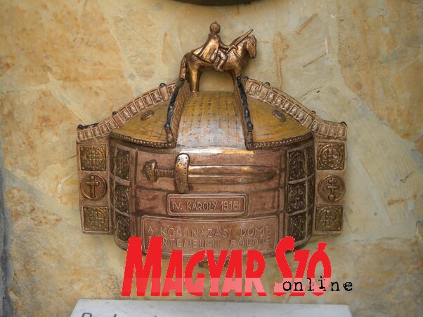 A koronázási domb történelmi földjének ereklyéje (Fotó: Benedek Miklós)