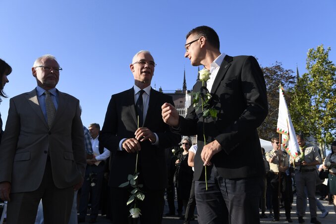 Balog Zoltán, az emberi erőforrások minisztere (középen) és Rétvári Bence, a tárca parlamenti államtitkára (jobbról) Bagdy Gábor főpolgármester-helyettessel a totalitárius diktatúrák áldozatainak európai emléknapján rendezett emlékmenet indulása előtt a b