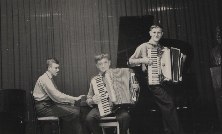 A trió tagjai: Sinkovits Péter (zongora), Lukinich Róbert (szólóharmonika) Lukinich Frigyes (kísérőharmonika) A trió tagjai: Sinkovits Péter (zongora), Lukinich Róbert (szólóharmonika) Lukinich Frigyes (kísérőharmonika)