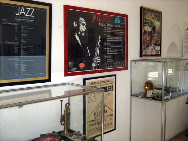 = A jazzrelikviák között a Kanizsai Jazzfesztivál 2001-es plakátja is helyet kapott