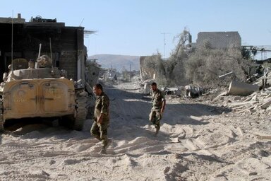 Szír kormánykatonák Damaszkusz egyik peremvárosában (Fotó: Beta/AP)