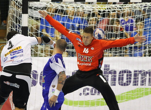 Vancso Dimovszki, a Metalurg Szkopje játékosa és Mikler Roland, a Pick Szeged kapusa (Fotó: MTI) Vancso Dimovszki, a Metalurg Szkopje játékosa és Mikler Roland, a Pick Szeged kapusa (Fotó: MTI)
