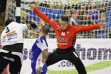 Vancso Dimovszki, a Metalurg Szkopje játékosa és Mikler Roland, a Pick Szeged kapusa (Fotó:  MTI)
