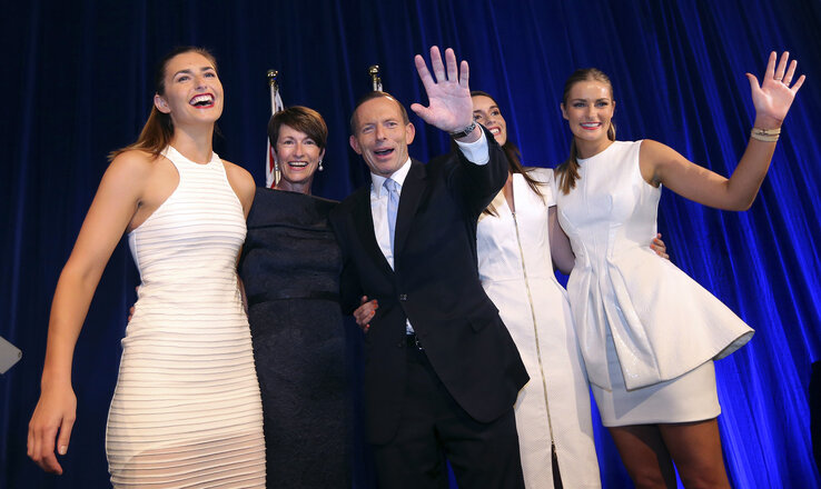 Tony Abbott hölgykoszorúban. Avagy lányai Frances (balról), Louise (j2) és Bridget (j1), valamint felesége, Margaret társaságában ünnepli a választási győzelmet (Fotó: Beta/AP) Tony Abbott hölgykoszorúban. Avagy lányai Frances (balról), Louise (j2) és Bridget (j1), valamint felesége, Margaret társaságában ünnepli a választási győzelmet (Fotó: Beta/AP)