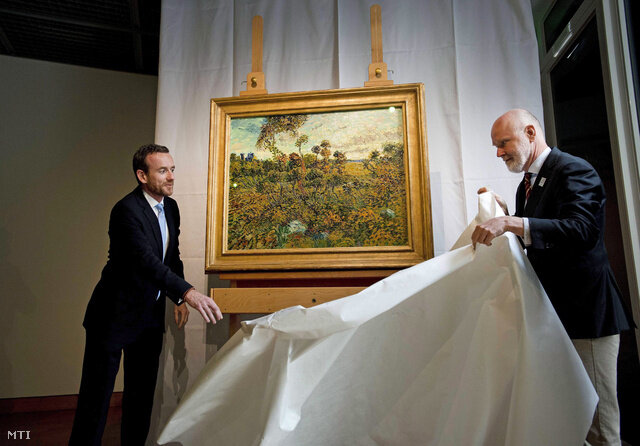 Alex Rueger, az amszterdami Van Gogh múzeum igazgatója (b) Lousi van Tillborgh kutató leleplezi Vincent van Gogh holland festőművész Napnyugta Montmajournál című festményét Amszterdamban 2013. szeptember 9-én. (Fotó: MTI/EPA/Olaf Kraak)