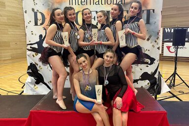 A dobogós lányok (Fotó: Petőfi Sándor Magyar Kultúrkör)