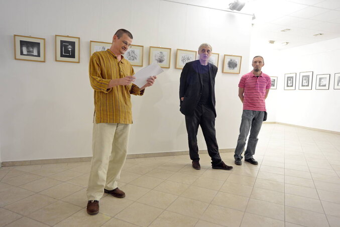 Fotogramok: Révész Róbert fotográfus megnyitja a 19. Magyarkanizsai Jazz Fesztivált. Tőle balra, Nagy József koreográfús és képzőművész, illetve Dejan Vujinović, művészeti vezető