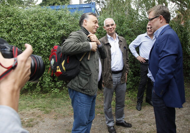 Orbán Viktor miniszterelnök, Balog Zoltán, az emberi erőforrások minisztere és Matolcsy György, a Magyar Nemzeti Bank elnöke a Polgári Magyarországért Alapítvány rendezvénye előtt Kötcsén (Fotó: MTI)