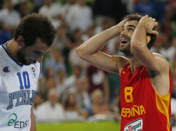 Jose Calderon, a spanyol válogatott játékosa fogja a fejét az olaszok elleni találkozón: pedig a vége felé úgy tűnt, a címvédő Spanyolország nem bánja, hogy a negyeddöntőben Szerbia lesz az ellenfél (Fotó: Beta) Jose Calderon, a spanyol válogatott játékosa fogja a fejét az olaszok elleni találkozón: pedig a vége felé úgy tűnt, a címvédő Spanyolország nem bánja, hogy a negyeddöntőben Szerbia lesz az ellenfél (Fotó: Beta)