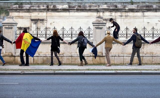 A bukaresti tüntetők élőlánca a Köztársasági Palotánál (Fotó: Beta/AP)