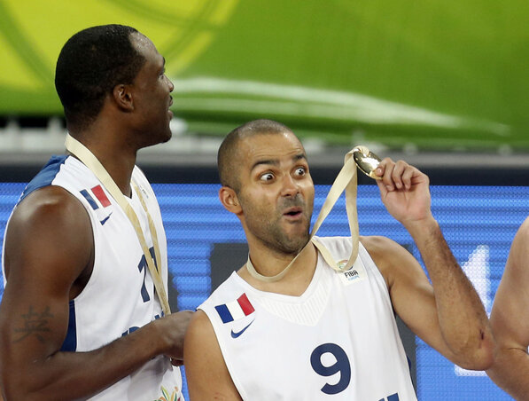 Mögöttük Európa, nyakukban az aranyérem: a francia válogatott tagjai, Tony Parker és Florent Pietrus (Fotó: Beta) Mögöttük Európa, nyakukban az aranyérem: a francia válogatott tagjai, Tony Parker és Florent Pietrus (Fotó: Beta)