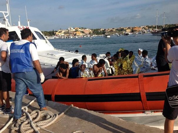 A kimentettek egy csoportja megérkezik Lampedusa szigetére (Fotó: Beta/AP)