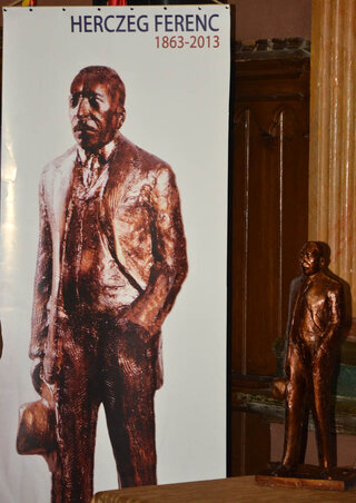 Készül az életnagyságú Herczeg-bronzszobor, melynek „előfutárát”a jubileumi ünnepségen is láthattuk