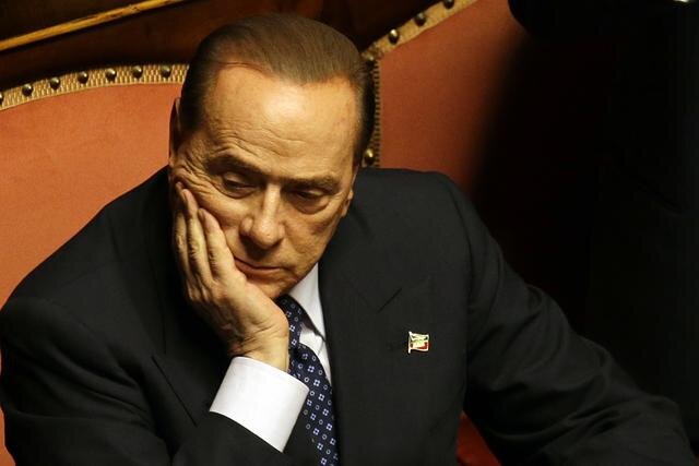 Búcsút inthet a politizálásnak? Silvio Berlusconi a szenátus szerdai ülésén (Fotó: Beta/AP)