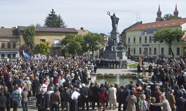 Méltóságteljes megemlékezés az aradi Szabadság-szobornál (Fotó: MTI)