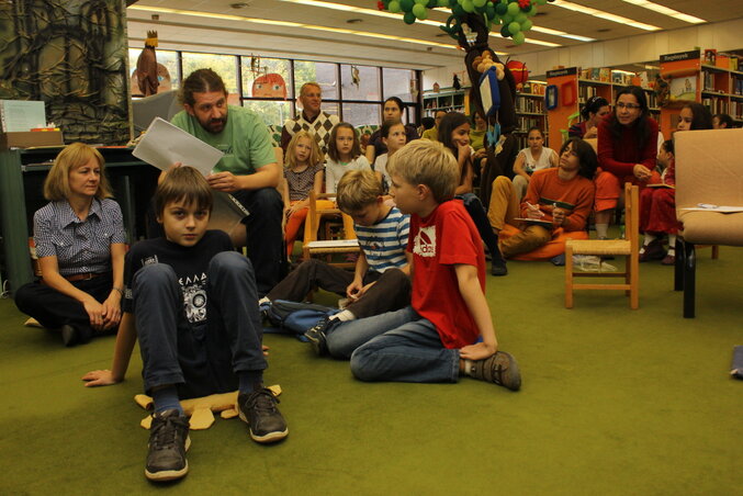 Gyermekek és szülők egyaránt jól szórakoztak a csaknem három órás könyvtári buliban (Fotó:  Diósi Árpád)