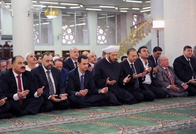 Bassár el-Aszad (balról a harmadik) imát mond egy damaszkuszi mecsetben az áldozati ünnep első napján (Fotó: Beta/AP)