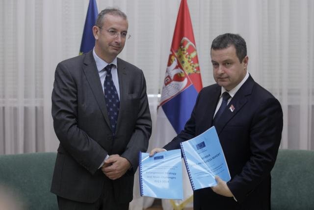 Ivica Dačić szerb miniszterelnöknek Michael Davenport, az EU szerbiai küldöttségének vezetője adta át a jelentést (Fotó: Tanjug)