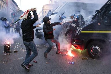 A tüntetők összecsapnak a rendőrökkel Rómában (Fotó:Beta/AP)