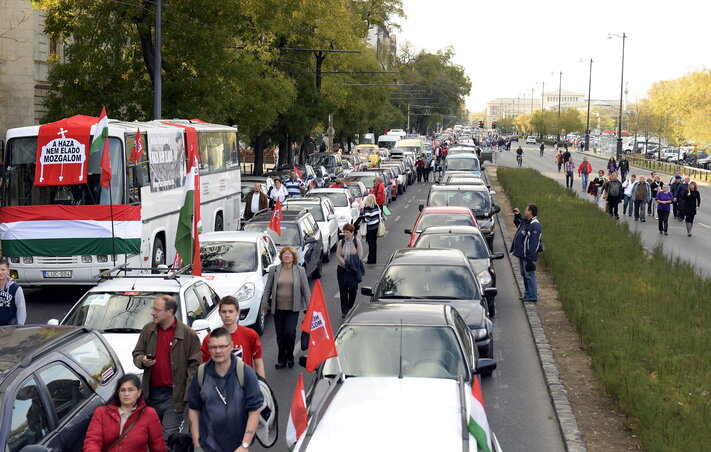Az autós demonstráció résztvevői a Dózsa György úton (Fotó: MTI)