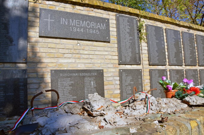 Az emlékmű megrongálása nagy vihart kavart a magyar politikum körében (Fotó: Molnár Edvárd)