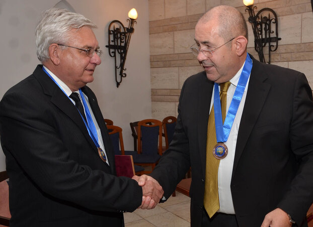 A két díjazott, Duray Miklós és Pásztor István egymásnak gratulál A két díjazott, Duray Miklós és Pásztor István egymásnak gratulál