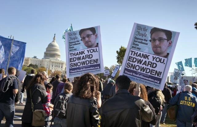 Tüntetők tiltakoztak hétfőn Washingtonban a kongresszus épülete előtt az NSA titkos adatgyűjtése ellen. Köszönjük Edward Snowden! – olvasható a felvonulók transzparensein (Fotó: Beta/AP)