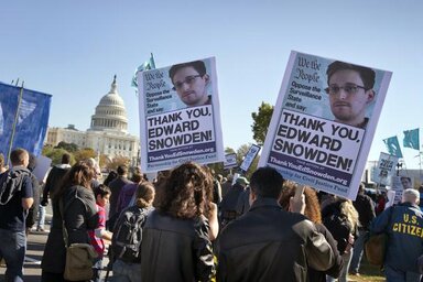 Tüntetők tiltakoztak hétfőn Washingtonban a kongresszus épülete előtt az NSA titkos adatgyűjtése ellen. Köszönjük Edward Snowden! – olvasható a felvonulók transzparensein (Fotó: Beta/AP)