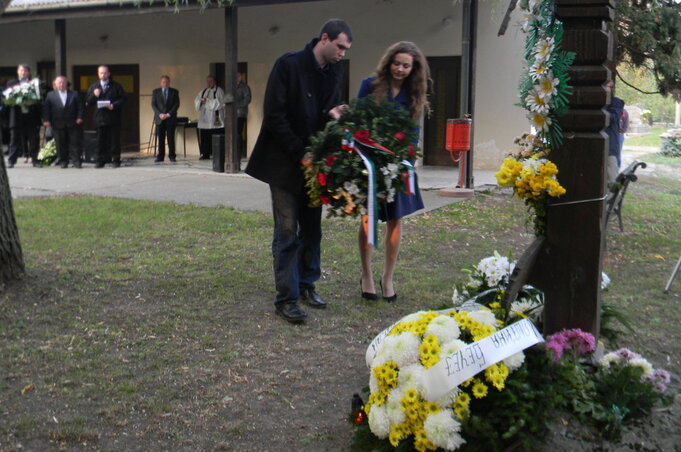 Magyarország nevében Szlanyinka Anna konzul koszorúzott Óbecsén (Fotó: Fehér Rózsa)