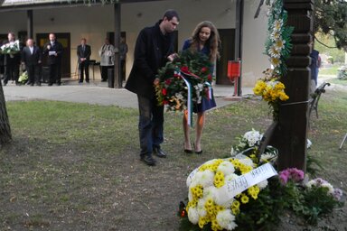 Magyarország nevében Szlanyinka Anna konzul koszorúzott Óbecsén (Fotó: Fehér Rózsa)