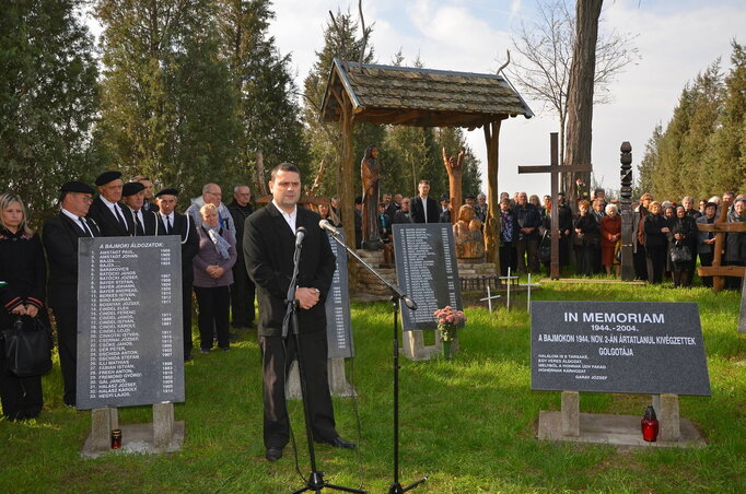 Dévavári Zoltán alkalmi beszéde Bajmokon (Fotó: Molnár Edvárd)