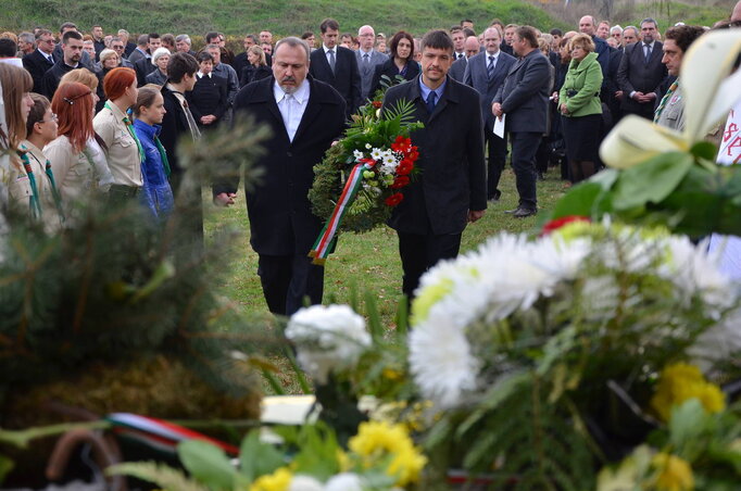 A Magyar Nemzeti Tanács nevében Várkonyi Zsolt az MNT Közigazgatási Hivatalának az elnöke és Korhecz Tamás az MNT elnök koszorúzott  (Fotó: Molnár Edvárd)