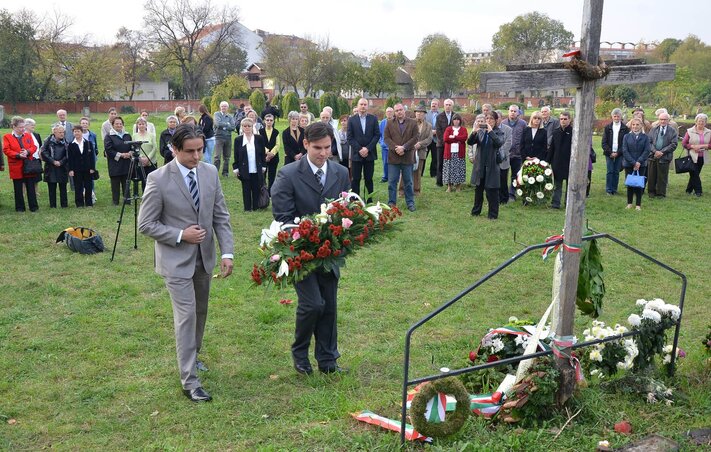 Koszorúznak az újvidéki önkormányzat képviselői (Fotó: Ótos András) Koszorúznak az újvidéki önkormányzat képviselői (Fotó: Ótos András)