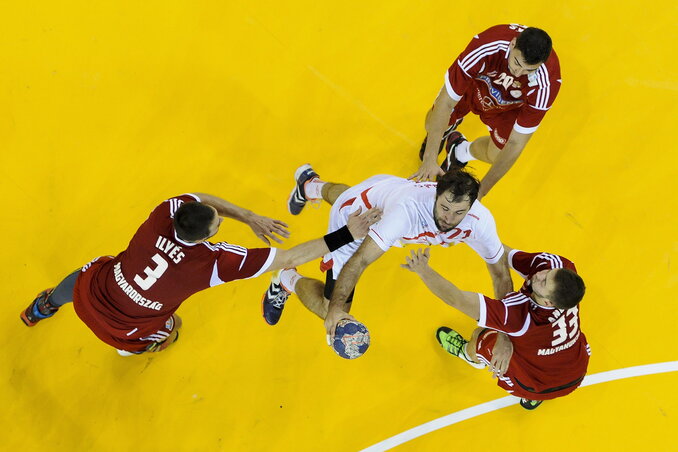 A spanyol Joan Canellas (középen) dob kapura a magyar Ilyés Ferenc, Gulyás Péter és Ancsin Gábor között (Fotó: MTI) A spanyol Joan Canellas (középen) dob kapura a magyar Ilyés Ferenc, Gulyás Péter és Ancsin Gábor között (Fotó: MTI)