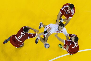 A spanyol Joan Canellas (középen) dob kapura a magyar Ilyés Ferenc, Gulyás Péter és Ancsin Gábor között (Fotó:  MTI)