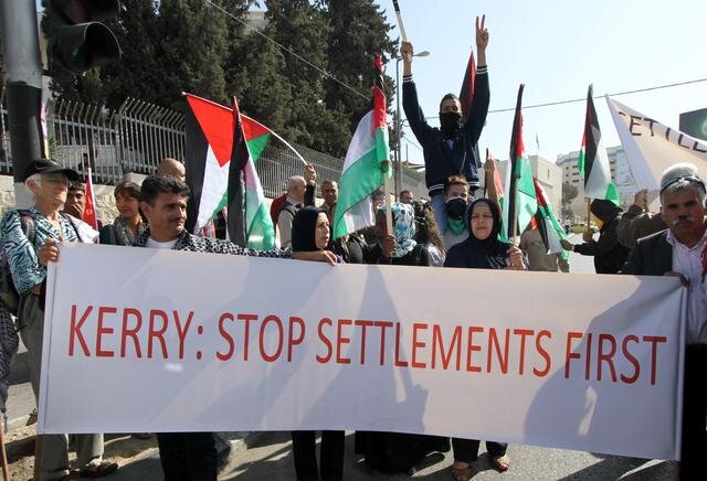 Kerry, előbb állítsd le a telepépítéseket! – üzenték a Betlehemben felvonult palesztin tüntetők az amerikai külügyminiszternek (Fotó: Beta/AP)