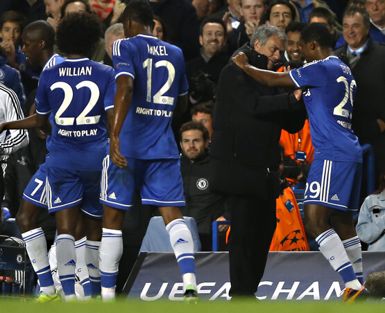 Mourinho Eto’ónak: Látod, megmondtam, hogy meg lehet zavarni a Schalke kapusát!(Fotó: Beta) Mourinho Eto’ónak: Látod, megmondtam, hogy meg lehet zavarni a Schalke kapusát!(Fotó: Beta)