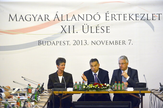 Orbán Viktor miniszterelnök, Semjén Zsolt nemzetpolitikáért felelős miniszterelnök-helyettes és Répás Zsuzsanna, nemzetpolitikáért felelős helyettes államtitkár a Magyar Állandó Értekezlet csütörtöki budapesti ülésén