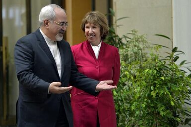 Mohamad Dzsavad Zarif iráni külügyminiszter és Catherine Ashton, az EU kül- és biztonságpolitikai főképviselője, a nagyhatalmak küldöttségvezetője a tegnapi kezdés előtt (Fotó: Beta/AP)