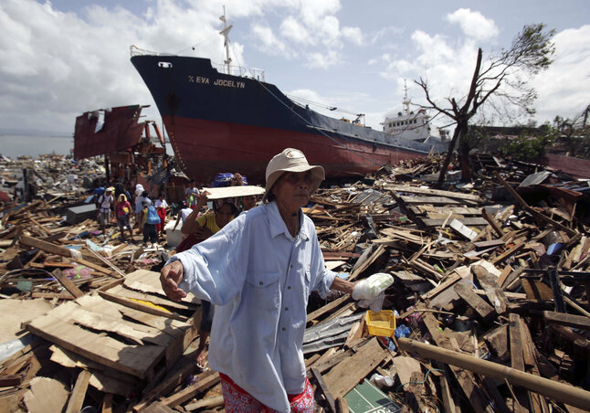 A 220 000 lakosú Tacloban város partszakasza olyan, mint egy atomrobbanás után (Fotó:  Beta/AP)