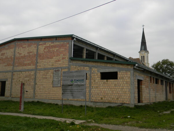 2011-ben került tető alá az épület, azóta azonban állnak a munkálatok (Fotó: Fehér Rózsa) 2011-ben került tető alá az épület, azóta azonban állnak a munkálatok (Fotó: Fehér Rózsa)