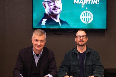 Kubatov Gábor (balról) és Martin Albertsen a szerződés aláírásakor (Fotó: fradi.hu)