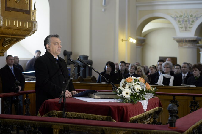 Orbán Viktor beszédet mond a felújított rimaszombati református templomért tartott hálaadó istentiszteleten (Fotó: MTI)
