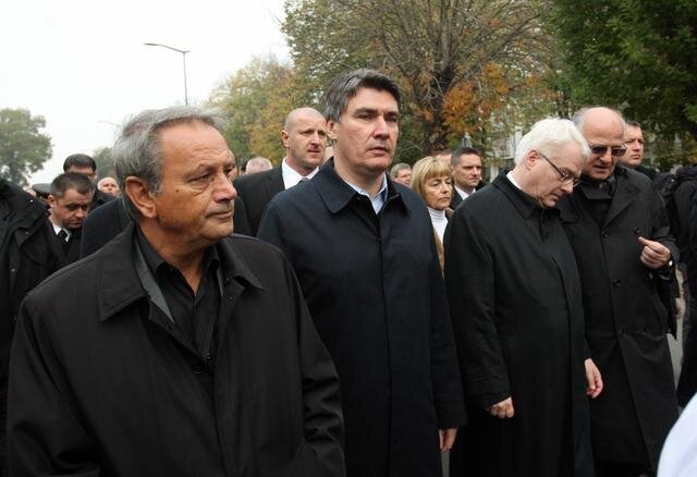 Željko Sbo vukovári polgármester, Zoran Milanović kormányfő, Ivo Josipović köztársasági elnök és Josip Leko házelnök a megemlékezésen (Fotó: Beta/HINA)