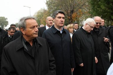 Željko Sbo vukovári polgármester, Zoran Milanović kormányfő, Ivo Josipović köztársasági elnök és Josip Leko házelnök a megemlékezésen (Fotó: Beta/HINA)