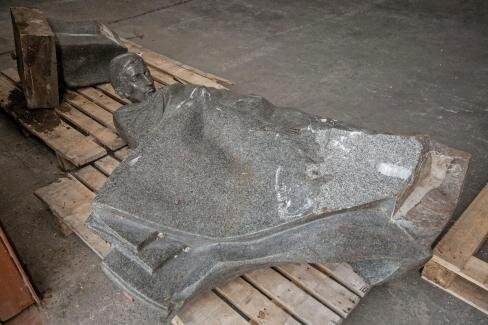 Radnóti Miklós összetört szobra a győri városüzemeltetési társaság telephelyének raktárában (MTI fotó)