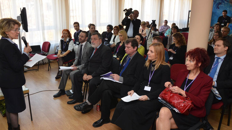 Ökrész Rozália, a Magyar Szó igazgatója nyitotta meg a konferenciát (Fotó: Ótos András) Ökrész Rozália, a Magyar Szó igazgatója nyitotta meg a konferenciát (Fotó: Ótos András)