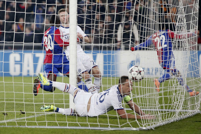Mohamed Salah (Basel) lövése után John Terry és a labda is a Chelsea kapujában kötött ki (Fotó: Beta) Mohamed Salah (Basel) lövése után John Terry és a labda is a Chelsea kapujában kötött ki (Fotó: Beta)